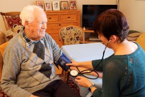 Betreutes Wohnen - Hausleitung Frau Lochner beim Blutdruck messen