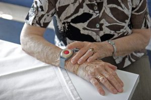 Notrufsystem für ältere Menschen am Arm
