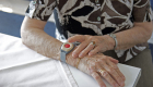 Notrufsystem für ältere Menschen am Arm