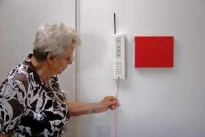 Notrufsystem an der Wand für die Sicherheit unserer Senioren