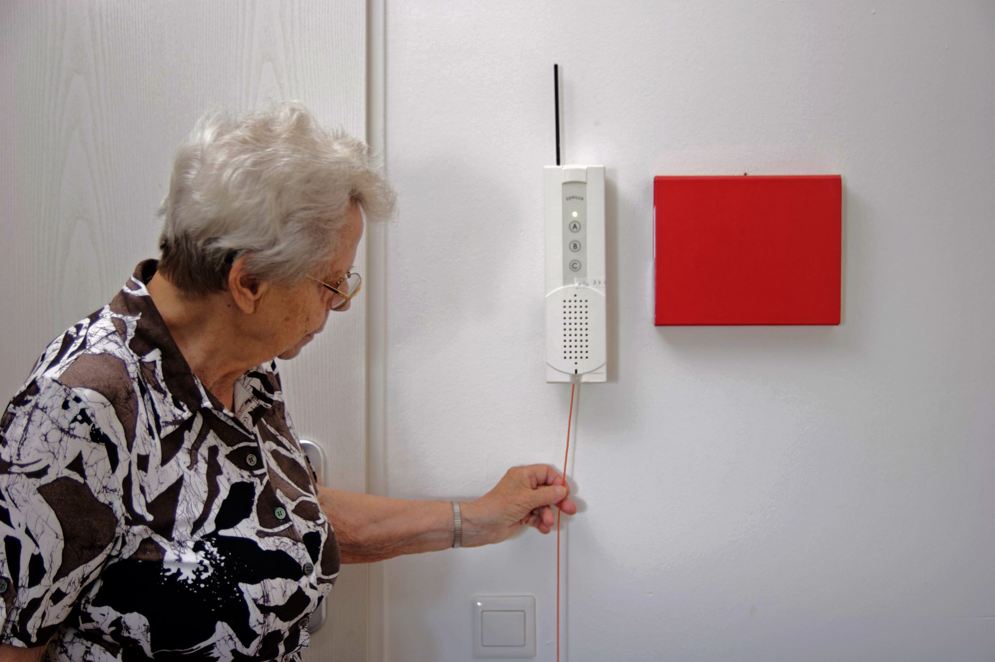 Notrufsystem an der Wand für die Sicherheit unserer Senioren