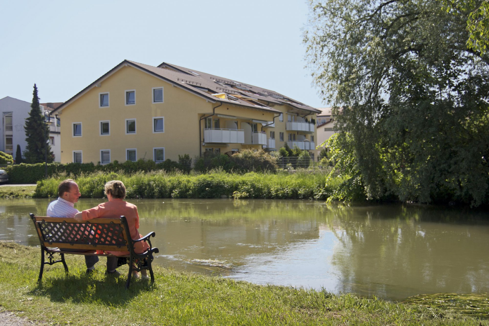 Parkbank zum Erholen an der Amper FFB Nähe München