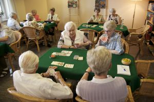 Die Senioren beim gemeinschaftlichen Kartenspiel