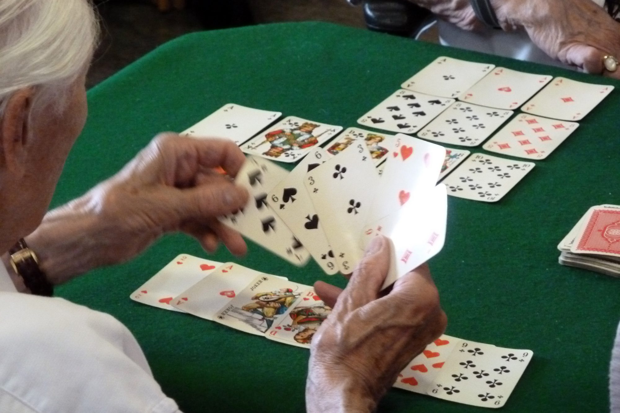 Karten spielen - Entspannung für die Senioren